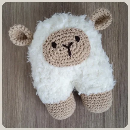 Knuffel rammelaar schaap | handgemaakt kraamcadeautje - nr. 1