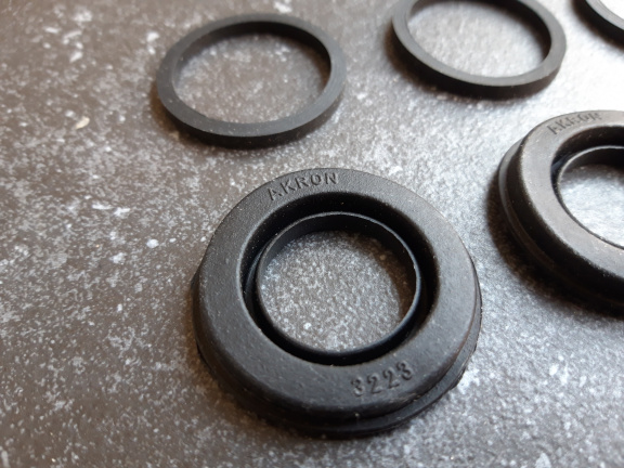 Alfa Romeo Giulia 1300 1600 TI Remklauw Rubbers Repair Kit Akron 9611 NOS - Afbeelding 3