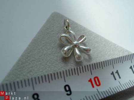 Zilveren Bloem hanger