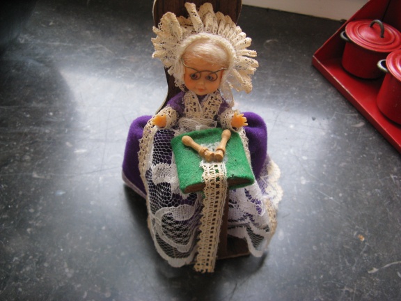 Mooi oud popje: Vrouw die kantklost...ca. 1950. - nr. 1