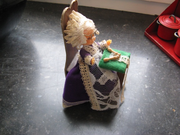 Mooi oud popje: Vrouw die kantklost...ca. 1950. - Afbeelding 2