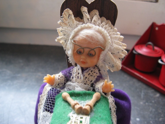 Mooi oud popje: Vrouw die kantklost...ca. 1950. - Afbeelding 3