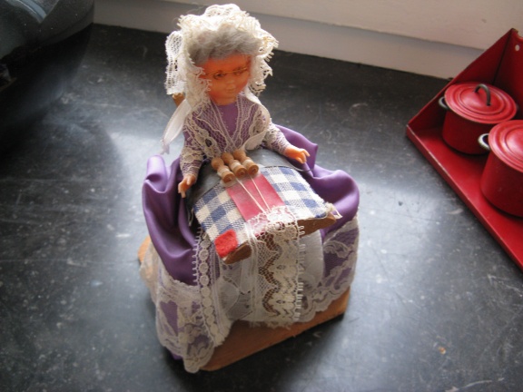 Mooi oud popje: Vrouw die kantklost...ca. 1950 - nr. 1