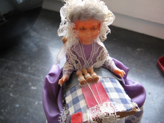 Mooi oud popje: Vrouw die kantklost...ca. 1950 - Afbeelding 3