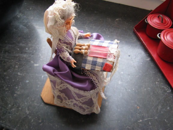 Mooi oud popje: Vrouw die kantklost...ca. 1950 - Afbeelding 2