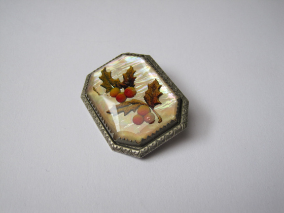 Broche antiek zilverkleurig besjes takjes op parelmoer achter glas venster 3.5x2.6 cm. - nr. 1