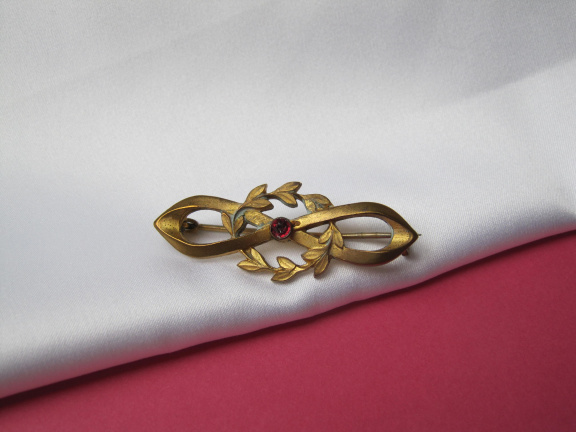 Broche antiek goudkleurig verguld met robijn steentje 4.0x1.5 cm. - nr. 1