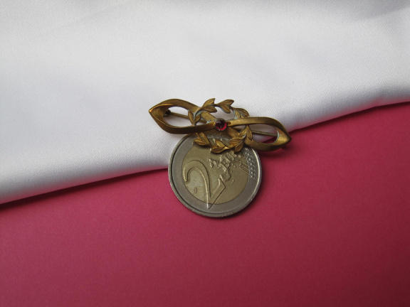 Broche antiek goudkleurig verguld met robijn steentje 4.0x1.5 cm. - Afbeelding 3