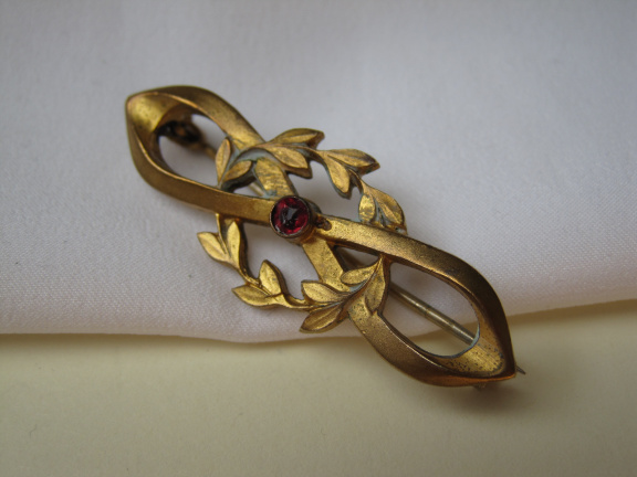 Broche antiek goudkleurig verguld met robijn steentje 4.0x1.5 cm. - Afbeelding 4