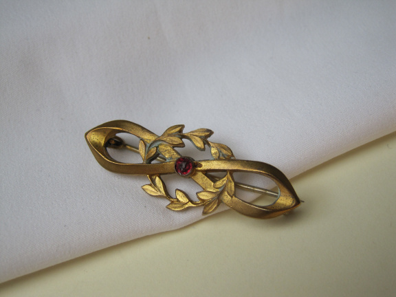 Broche antiek goudkleurig verguld met robijn steentje 4.0x1.5 cm. - Afbeelding 5