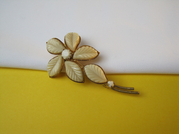Broche goudkleurige bloem met gegoten glas bloemblaadjes 5.7x2.8 cm. - nr. 1