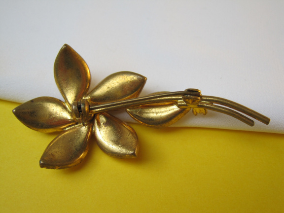 Broche goudkleurige bloem met gegoten glas bloemblaadjes 5.7x2.8 cm. - Afbeelding 2