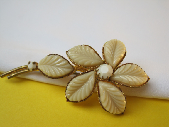 Broche goudkleurige bloem met gegoten glas bloemblaadjes 5.7x2.8 cm. - Afbeelding 3