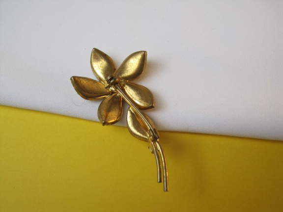 Broche goudkleurige bloem met gegoten glas bloemblaadjes 5.7x2.8 cm. - Afbeelding 5