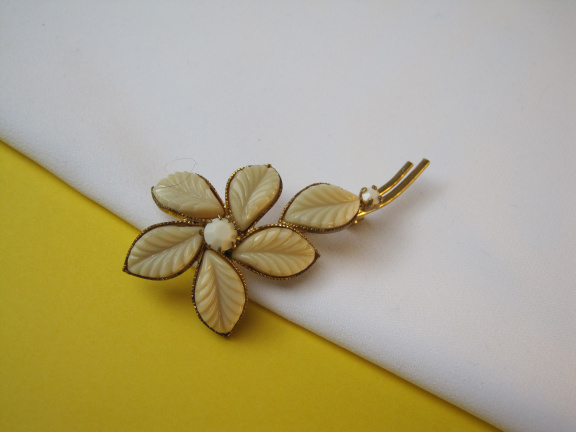 Broche goudkleurige bloem met gegoten glas bloemblaadjes 5.7x2.8 cm. - Afbeelding 6