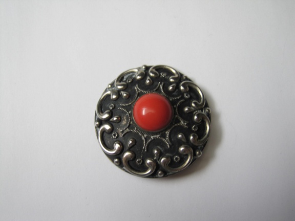 Broche zilverkleurig gezwartzt met rode steen 4.6x4.6 cm. - nr. 1