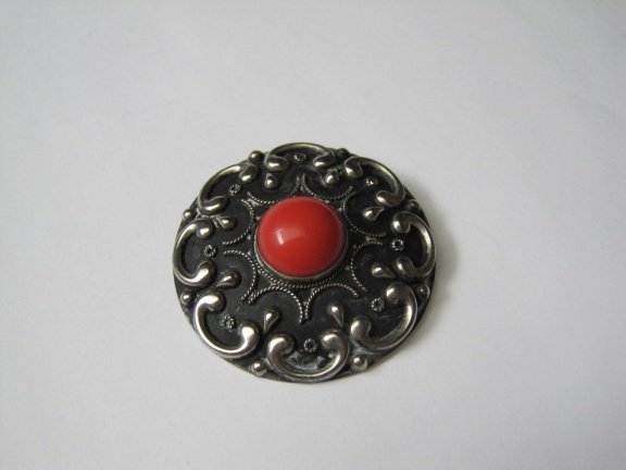 Broche zilverkleurig gezwartzt met rode steen 4.6x4.6 cm. - Afbeelding 2
