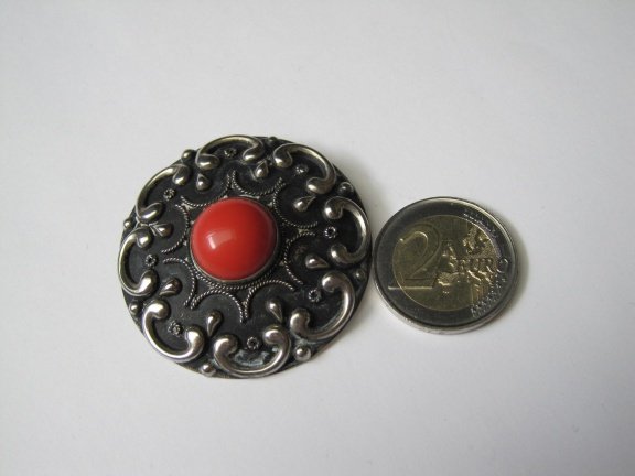 Broche zilverkleurig gezwartzt met rode steen 4.6x4.6 cm. - Afbeelding 3