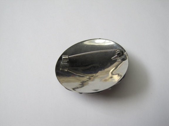 Broche zilverkleurig gezwartzt met rode steen 4.6x4.6 cm. - Afbeelding 4