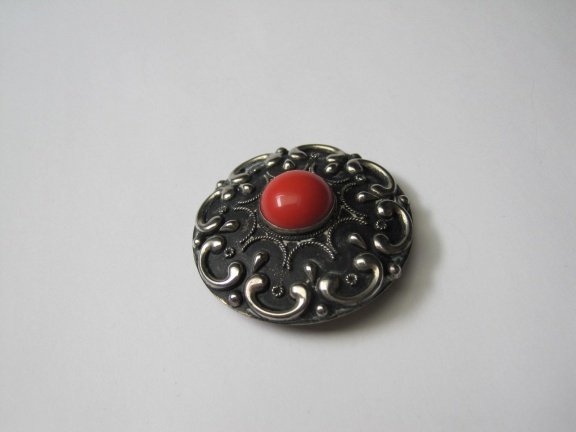 Broche zilverkleurig gezwartzt met rode steen 4.6x4.6 cm. - Afbeelding 5