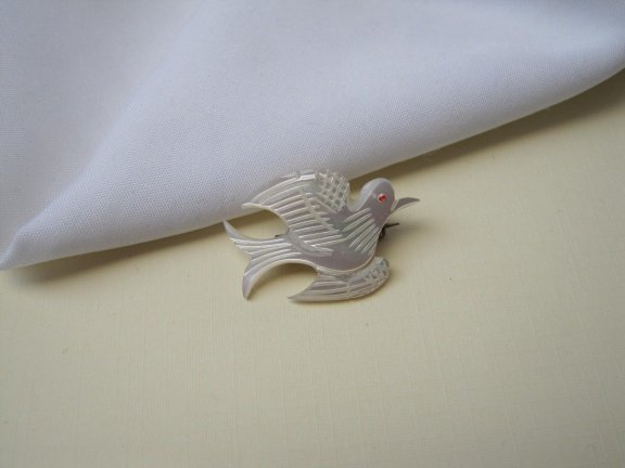 Broche antiek gekerfd parelmoer duif met rood oogje 2.9x2.2 cm - Afbeelding 2