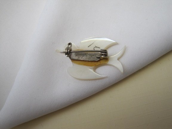 Broche antiek gekerfd parelmoer duif met rood oogje 2.9x2.2 cm - Afbeelding 3