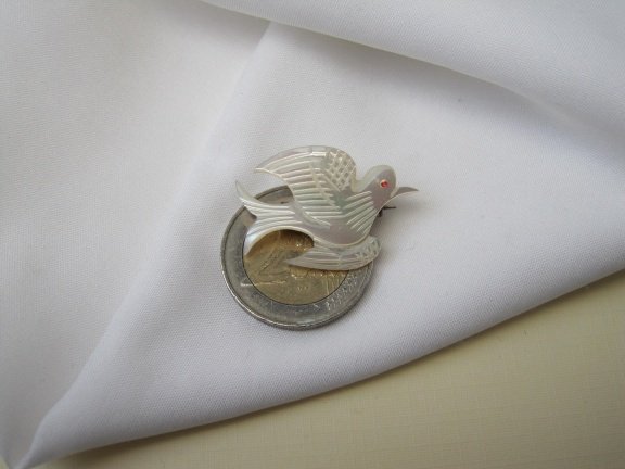 Broche antiek gekerfd parelmoer duif met rood oogje 2.9x2.2 cm - Afbeelding 4