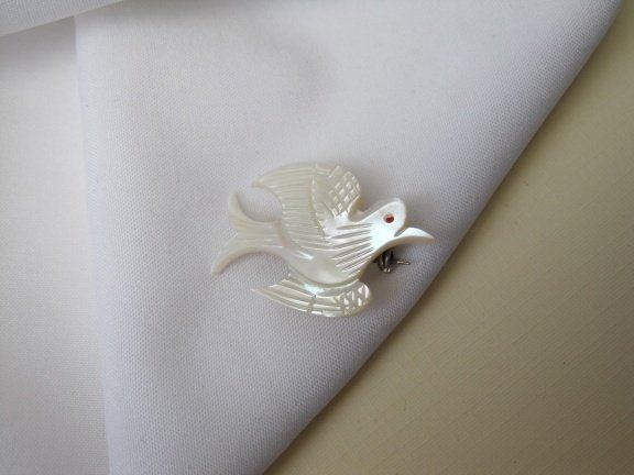 Broche antiek gekerfd parelmoer duif met rood oogje 2.9x2.2 cm - Afbeelding 5