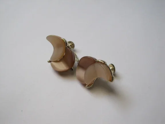 Oorbellen Lisner goudkleurig en bruin beige thermoset 2.7x1.8 cm. Schroefmodel - nr. 1