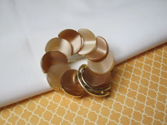 Broche Lisner goudkleurig en bruin beige thermoset/kunststof 4.4 cm - nr. 1