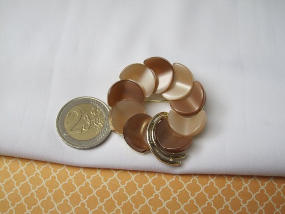 Broche Lisner goudkleurig en bruin beige thermoset/kunststof 4.4 cm - Afbeelding 2