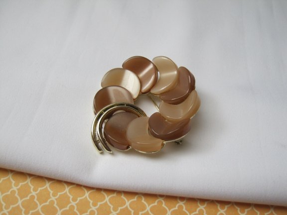 Broche Lisner goudkleurig en bruin beige thermoset/kunststof 4.4 cm - Afbeelding 3
