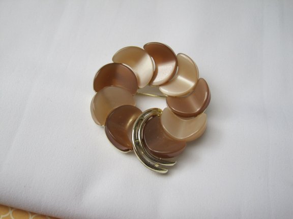 Broche Lisner goudkleurig en bruin beige thermoset/kunststof 4.4 cm - Afbeelding 4