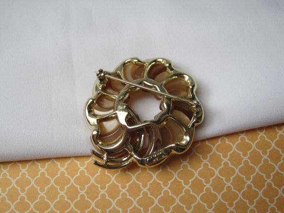Broche Lisner goudkleurig en bruin beige thermoset/kunststof 4.4 cm - Afbeelding 6