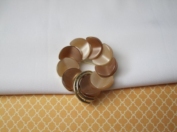 Broche Lisner goudkleurig en bruin beige thermoset/kunststof 4.4 cm - Afbeelding 7