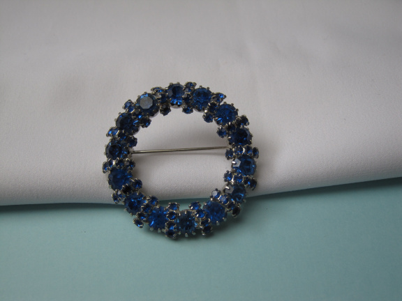 Broche Weiss zilverkleurig cirkel model met blauw kristal rijnsteentjes 3.3x3.3 cm. - nr. 1