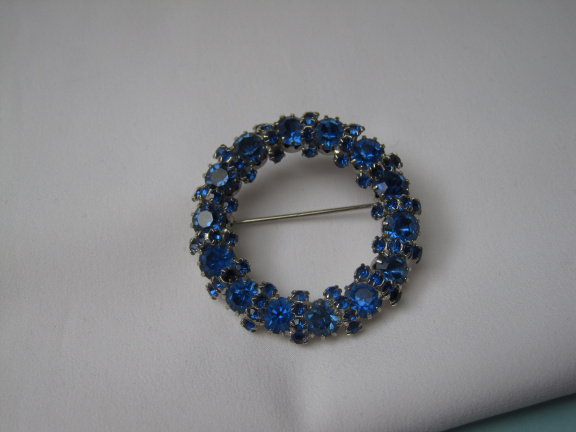 Broche Weiss zilverkleurig cirkel model met blauw kristal rijnsteentjes 3.3x3.3 cm. - Afbeelding 2