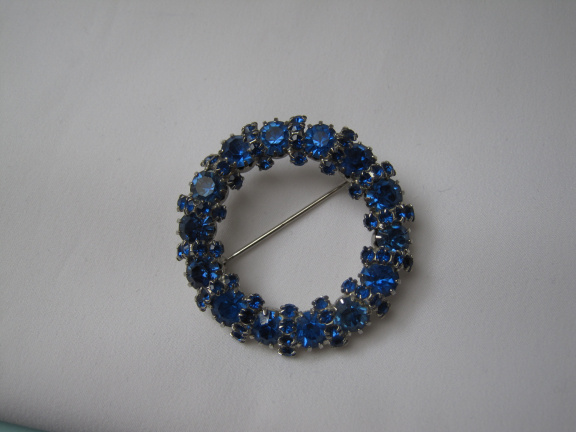 Broche Weiss zilverkleurig cirkel model met blauw kristal rijnsteentjes 3.3x3.3 cm. - Afbeelding 3