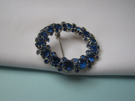 Broche Weiss zilverkleurig cirkel model met blauw kristal rijnsteentjes 3.3x3.3 cm. - Afbeelding 4