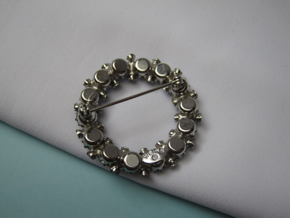 Broche Weiss zilverkleurig cirkel model met blauw kristal rijnsteentjes 3.3x3.3 cm. - Afbeelding 5