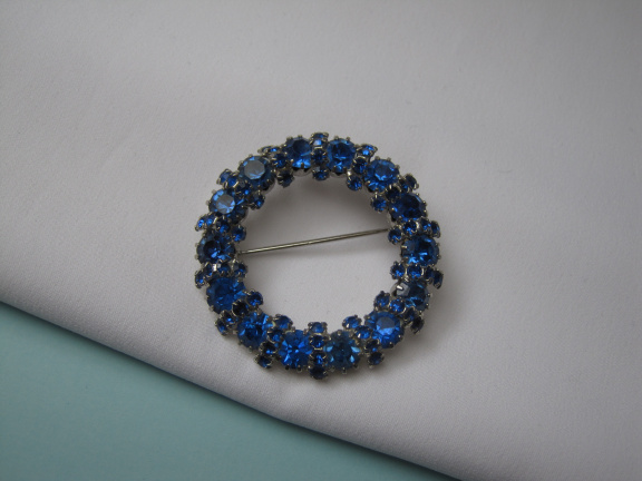 Broche Weiss zilverkleurig cirkel model met blauw kristal rijnsteentjes 3.3x3.3 cm. - Afbeelding 8