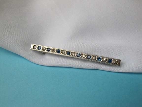 Zilveren broche antiek recht model met heldere en blauwe bergkristal steentjes 6.1x0.4 cm - nr. 1