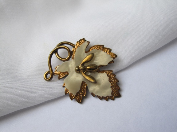 Broche antiek bladmodel met celluloid en vliegje 3.6x3.8 cm - nr. 1