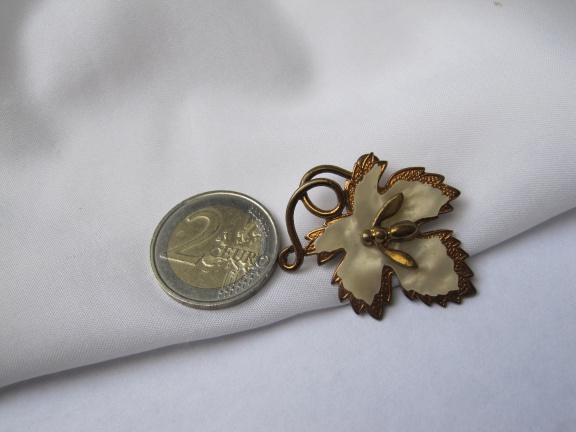 Broche antiek bladmodel met celluloid en vliegje 3.6x3.8 cm - Afbeelding 2