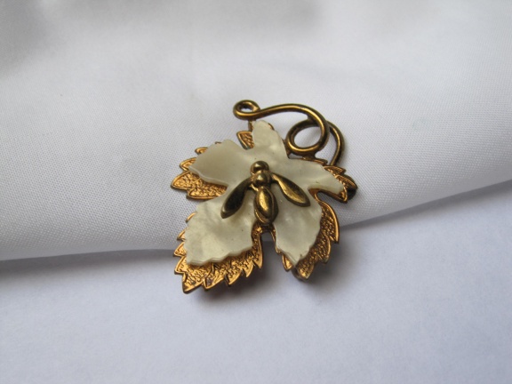 Broche antiek bladmodel met celluloid en vliegje 3.6x3.8 cm - Afbeelding 3