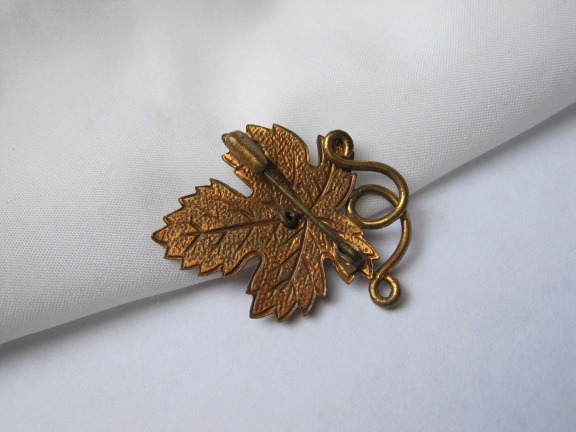 Broche antiek bladmodel met celluloid en vliegje 3.6x3.8 cm - Afbeelding 4