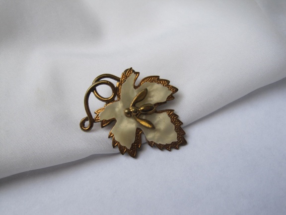 Broche antiek bladmodel met celluloid en vliegje 3.6x3.8 cm - Afbeelding 5