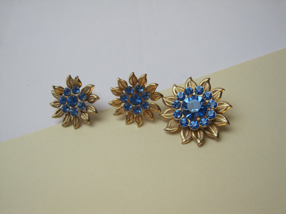 Broche oorbellen set goudkleurig bloem model met blauwe kristal rijnstenen 3.0 cm 2.3 cm - nr. 1