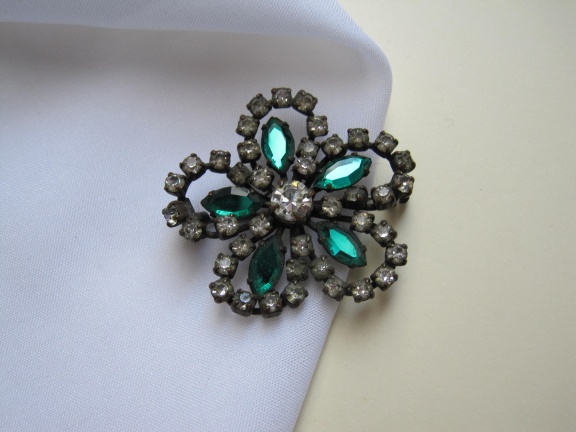Broche antieke bloembroche met groen en helder glas 3.8x3. - nr. 1