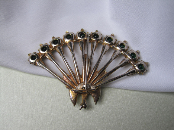 Broche goudkleurig emaille pauw met smaragd groen kristal /glas 9.0x6.1 cm - Afbeelding 2